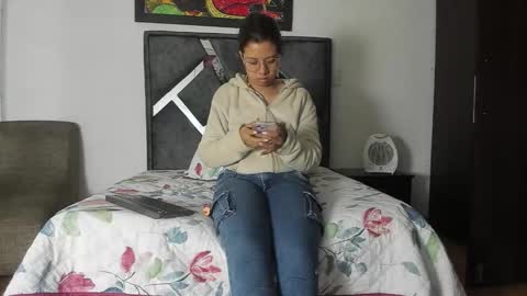 Snapshot of vahiolet_smith chatting on 10.30.25 Vahiolet smith online show from 10.30.25