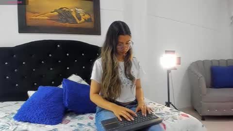 Snapshot of vahiolet_smith chatting on 12.05.25 Vahiolet smith online show from 12.05.25