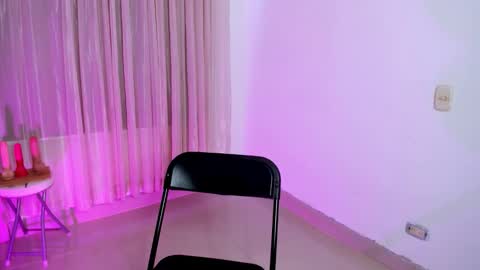 Snapshot of vale_kross chatting on 02.13.26 HI IM NEW online show from 02.13.26