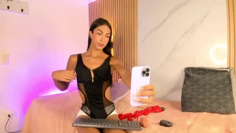 valentinaliux_ online show from 04.22.26