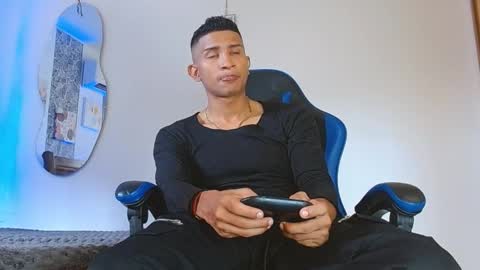 Snapshot of valentino_fs chatting on 11.03.25 Mistery Guy online show from 11.03.25