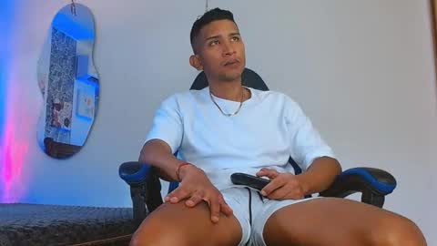 Snapshot of valentino_fs chatting on 11.07.25 Mistery Guy online show from 11.07.25