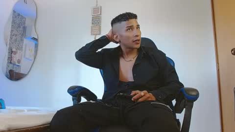 Snapshot of valentino_fs chatting on 11.14.25 Mistery Guy online show from 11.14.25