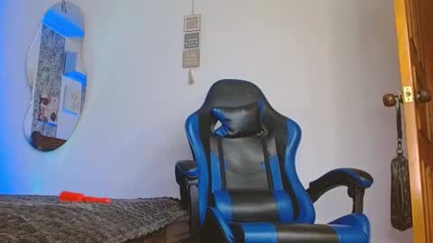 Snapshot of valentino_fs chatting on 11.17.25 Mistery Guy online show from 11.17.25