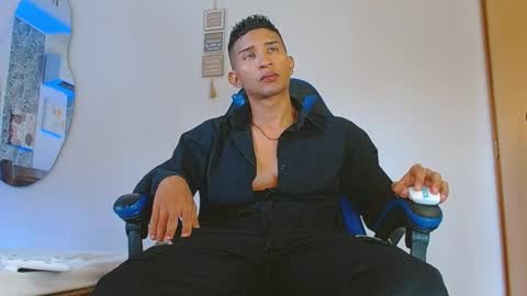 Snapshot of valentino_fs chatting on 11.21.25 Mistery Guy online show from 11.21.25