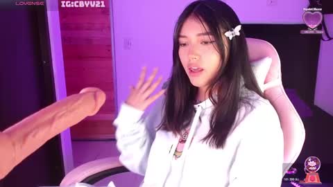 Snapshot of valeribell1 chatting on 11.21.25 Valeri online show from 11.21.25