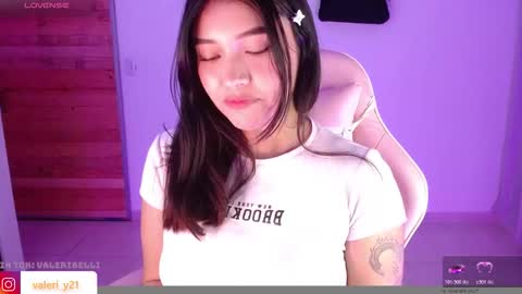 Snapshot of valeribell1 chatting on 12.15.25 Valeri online show from 12.15.25