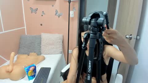 Snapshot of valerihouse chatting on 12.19.24 Juli C online show from 12.19.24