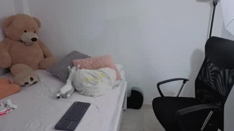 Snapshot of valerihouse chatting on 09.17.25 Juli C online show from 09.17.25