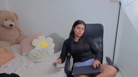 Snapshot of valerihouse chatting on 10.08.25 Juli C online show from 10.08.25