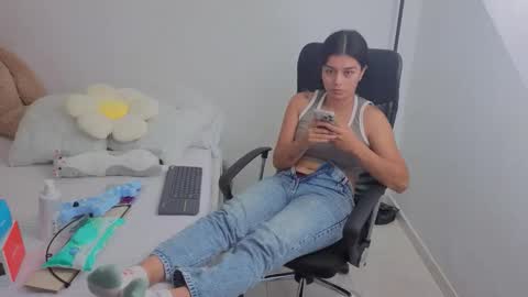 Snapshot of valerihouse chatting on 11.08.25 Juli C online show from 11.08.25