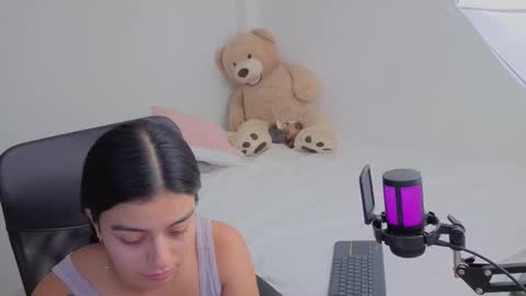 Snapshot of valerihouse chatting on 12.16.25 Juli C online show from 12.16.25