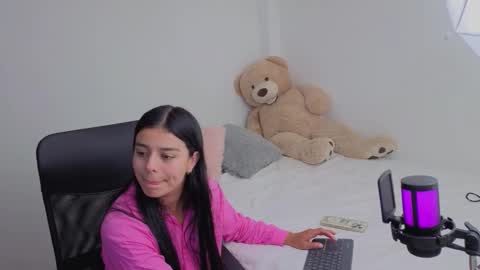 Snapshot of valerihouse chatting on 12.18.25 Juli C online show from 12.18.25