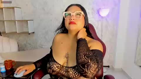 Valeria GomezGMT-5 2200-0600 online show from 06.24.26