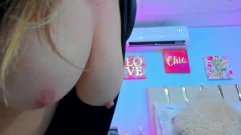 Snapshot of valerysex4u chatting on 05.23.26 Valery online show from 05.23.26