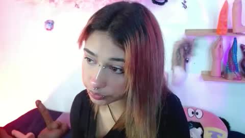 Snapshot of valerysmith18 chatting on 11.22.25 zoe online show from 11.22.25