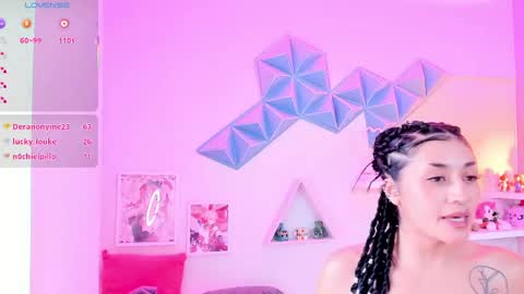 Snapshot of valkiria_ponce chatting on 05.17.26 Valkiria online show from 05.17.26
