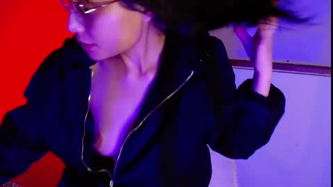 Snapshot of valkiry_ chatting on 11.17.25 valkiry_ online show from 11.17.25