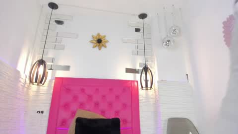 Snapshot of valloletsamar chatting on 01.04.25 Vallolet Peach online show from 01.04.25