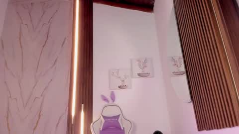 Snapshot of valloletsamar chatting on 10.04.25 Vallolet Peach online show from 10.04.25