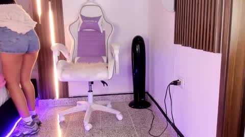 Snapshot of valloletsamar chatting on 10.18.25 Vallolet Peach online show from 10.18.25