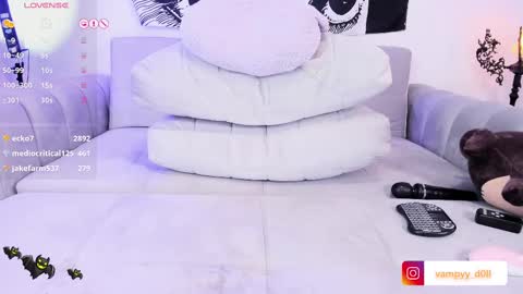 Snapshot of vampyy_doll chatting on 02.21.25 Please help me to reach 300 thumbs up online show from 02.21.25