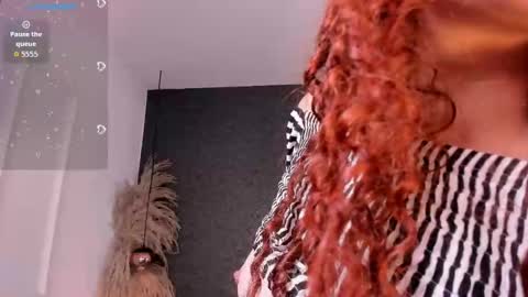 Snapshot of vane_vixen chatting on 10.15.25 vane_vixen online show from 10.15.25