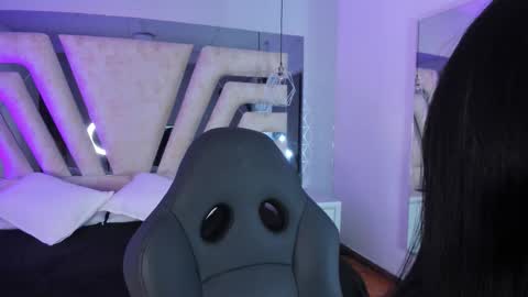 vanessaduval online show from 11.24.25