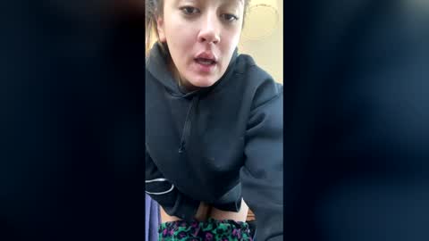 vanessareed_ online show from 05.03.26