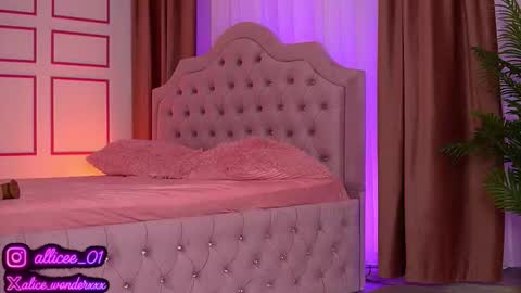 Snapshot of vanessasimon chatting on 10.08.25 Vanessa Simon online show from 10.08.25