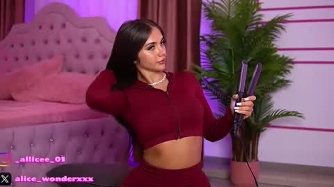 Snapshot of vanessasimon chatting on 10.29.25 Vanessa Simon online show from 10.29.25