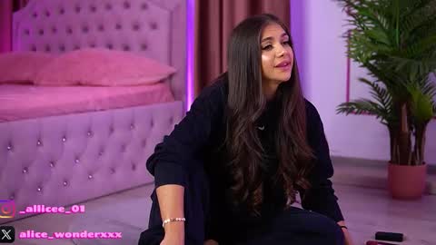 Snapshot of vanessasimon chatting on 11.02.25 Vanessa Simon online show from 11.02.25