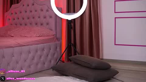 Snapshot of vanessasimon chatting on 11.12.25 Vanessa Simon online show from 11.12.25