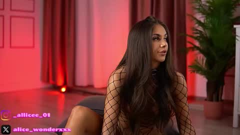 Snapshot of vanessasimon chatting on 11.17.25 Vanessa Simon online show from 11.17.25