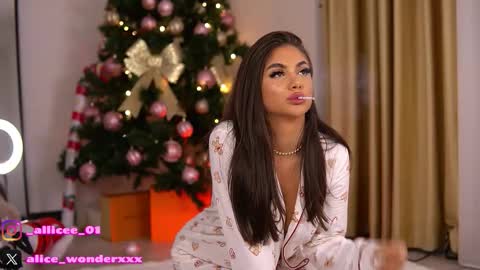 Snapshot of vanessasimon chatting on 12.18.25 Vanessa Simon online show from 12.18.25