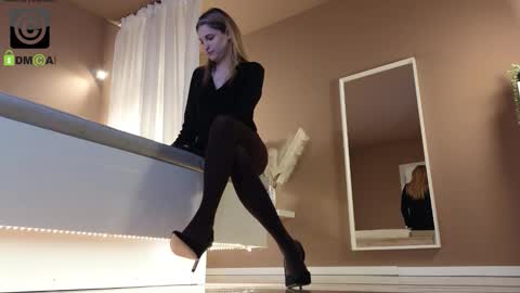 Snapshot of vanilla_whispers chatting on 01.07.26 Laura online show from 01.07.26