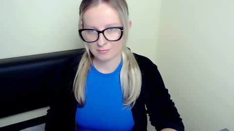 Snapshot of vanillaex_ chatting on 09.12.25 Mia online show from 09.12.25