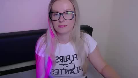 Snapshot of vanillaex_ chatting on 09.22.25 Mia online show from 09.22.25