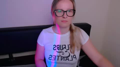 Snapshot of vanillaex_ chatting on 09.23.25 Mia online show from 09.23.25