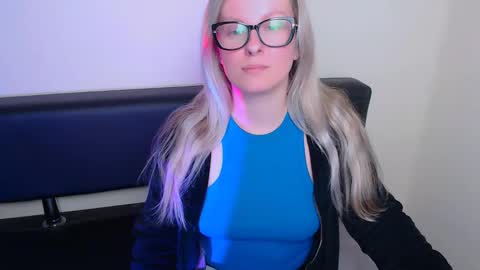 Snapshot of vanillaex_ chatting on 09.25.25 Mia online show from 09.25.25