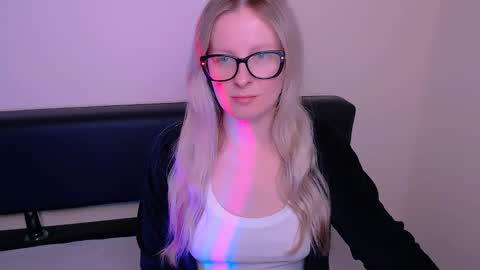 Snapshot of vanillaex_ chatting on 09.27.25 Mia online show from 09.27.25