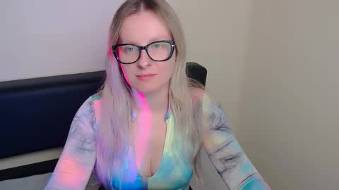 Snapshot of vanillaex_ chatting on 10.03.25 Mia online show from 10.03.25