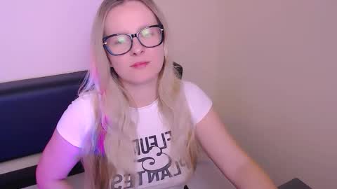 Snapshot of vanillaex_ chatting on 10.04.25 Mia online show from 10.04.25