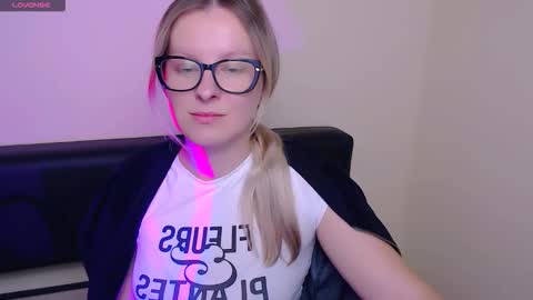 Snapshot of vanillaex_ chatting on 10.14.25 Mia online show from 10.14.25