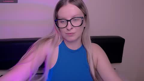 Snapshot of vanillaex_ chatting on 10.20.25 Mia online show from 10.20.25