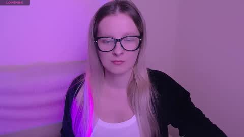 Snapshot of vanillaex_ chatting on 11.06.25 Mia online show from 11.06.25