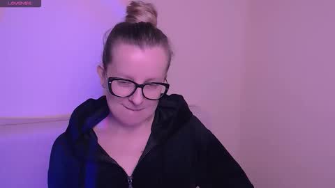 Snapshot of vanillaex_ chatting on 11.12.25 Mia online show from 11.12.25