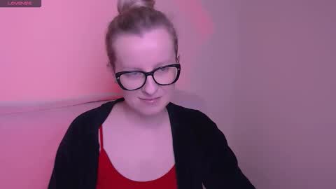 Snapshot of vanillaex_ chatting on 11.21.25 Mia online show from 11.21.25