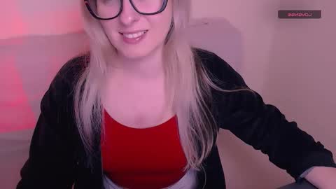 Snapshot of vanillaex_ chatting on 12.03.25 Mia online show from 12.03.25