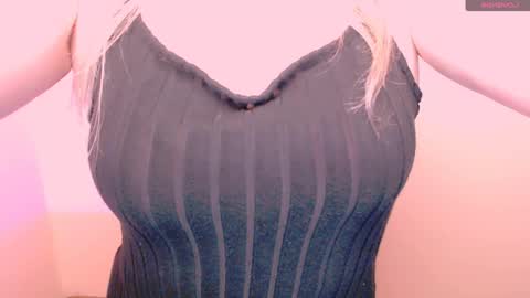 Snapshot of vanillaex_ chatting on 05.22.26 Mia online show from 05.22.26